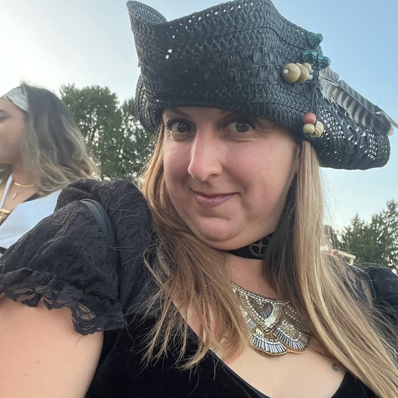 Meet your Posher, Laura - Picture 2 of 2